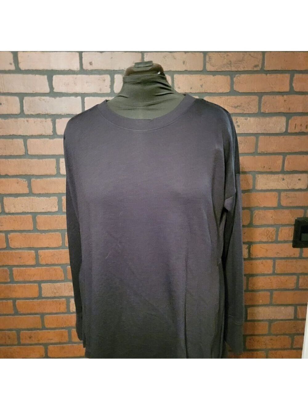 NWT Wonderly Studio Black Split Hem Sweatshirt. Size Medium..